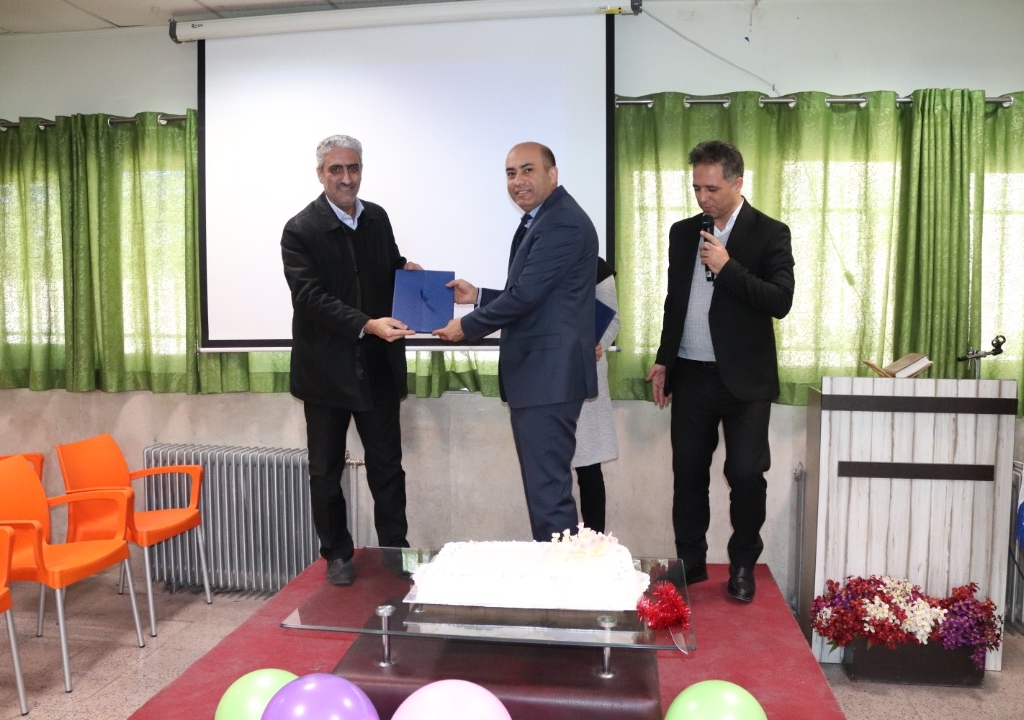 اهدای تقدیر نامه به جناب آقای بهروز خدابخشی بابت جلسات آموزش خانواده