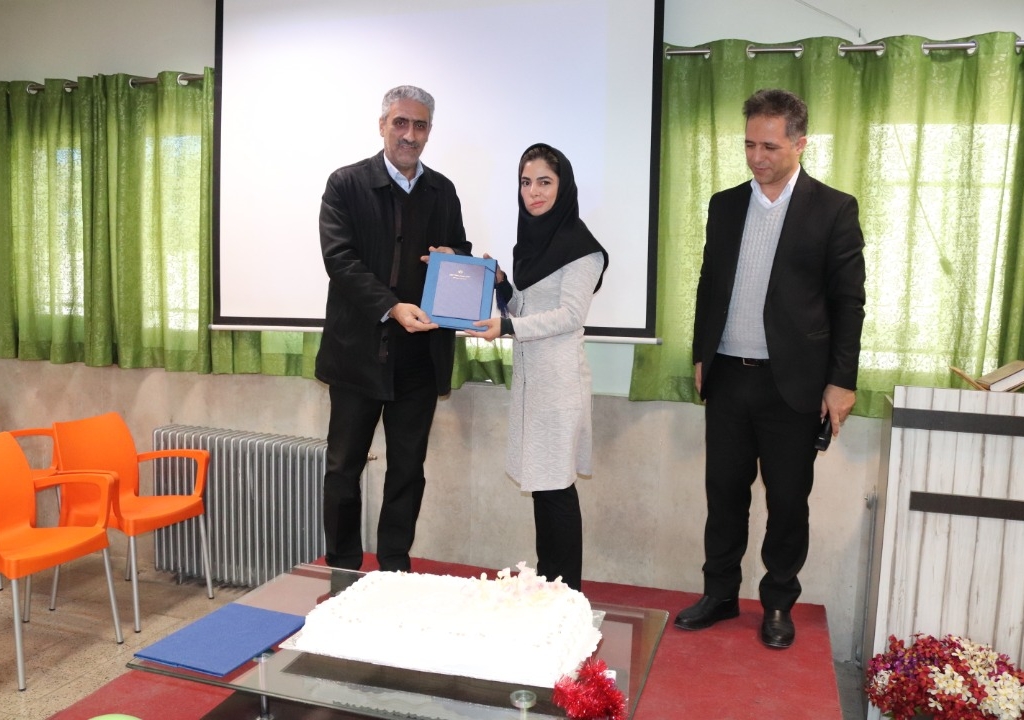 اهدای تقدیر نامه به سرکار خانم غراله مسعودی بابت جلسات آموزش خانواده
